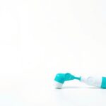 Perangkat Teal Wand untuk deteksi kanker serviks di rumah, berwarna teal dan putih.
