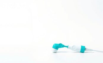 Perangkat Teal Wand untuk deteksi kanker serviks di rumah, berwarna teal dan putih.