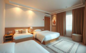 Kamar hotel sederhana dengan interior minimalis, nuansa warna hangat dan pencahayaan lembut, memberikan kesan nyaman.