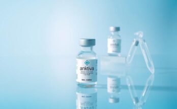 Obat ANKTIVA yang mengaktifkan sel imun untuk kanker, dengan latar belakang biru dan elemen desain minimalis.